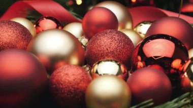 Renkli Noel süsü. Noel kırmızısı ve altın toplar. Noel ağacı süslüyorum. Mutlu yıllar ya da Mutlu Noeller.