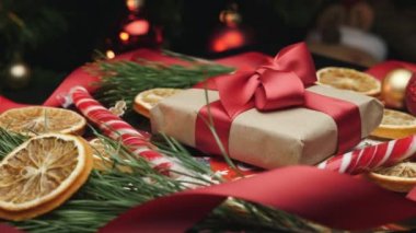 Noel ağacının altında paketlenmiş bir hediye. Noel ağacının altında güzel hediyeler. Yeni yıl arifesi. Kış tatilin kutlu olsun, kutlama. Noel süslemeleri