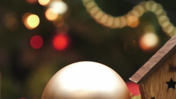 Feliz Navidad miniatura decoración de figuritas. Decoraciones de Navidad y Año Nuevo 2021. Nochebuena. Celebración vacaciones de invierno — Vídeos de Stock