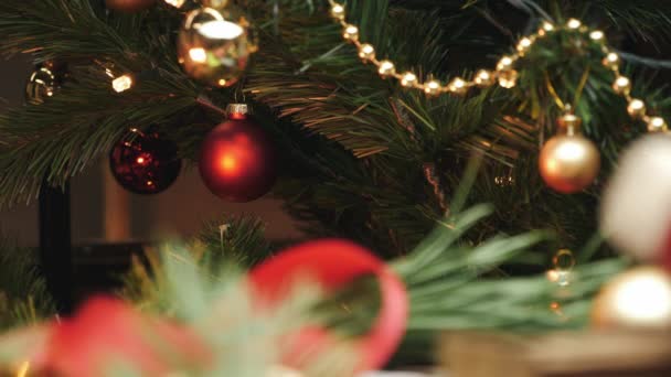 Рождественская елка с украшениями и подсветкой. Новогодние елки. Новогодние украшения на фоне. Празднование Нового 2021 года — стоковое видео
