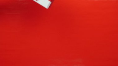 Erkek el, kadın eline kırmızı kurdele ile beyaz hediye veriyor. Kişi kırmızı kurdeleyle bağlanmış bir kutu tutuyor. Erkek eli sevgililer günü ya da doğum günü için hediye kutusu verir.