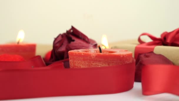 Apaga as velas no dia dos namorados. Conceito do dia de São Valentim. Luzes de vela românticas para decoração. Romance. Com amor. Velas vermelhas na noite de férias românticas. Dia Internacional da Mulher — Vídeo de Stock