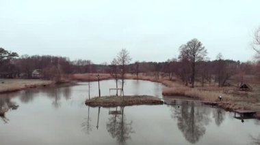 Bisikletle aktif maceralar. Göl ve ormanın yanında bisiklete binen bir adamın robot resmi. Bisikletçi çakıl bisikleti sürüyor.
