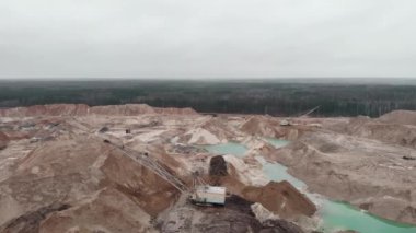 Makineli kazıcı ve insansız hava aracı atışlı bir maden ocağı. Büyük bir kum ocağı, inşaat endüstrisi için kum çıkarma. Maden kaynaklarını çıkarmak için taş ocağı