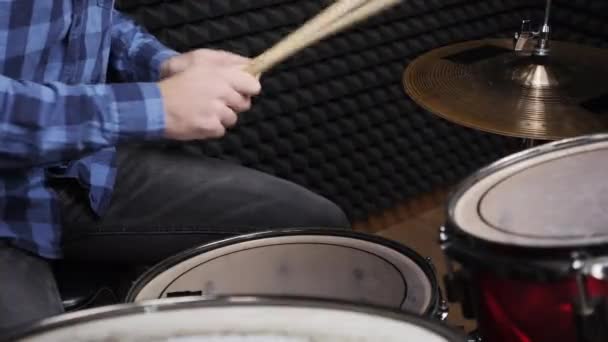 Il batterista professionista sta colpendo piatti di tamburo con bacchette, da vicino — Video Stock