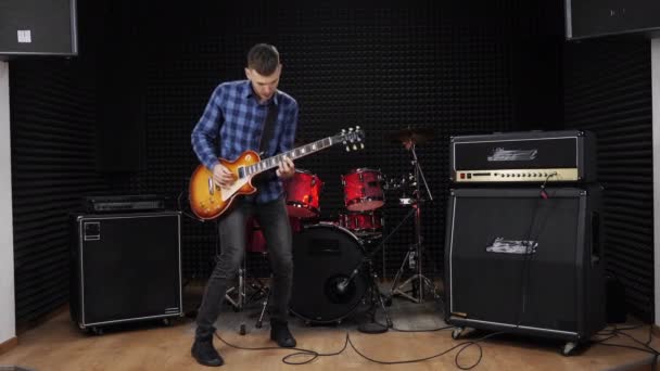 Gitarrist spielt Solo auf der E-Gitarre auf der Bühne im Tonstudio — Stockvideo