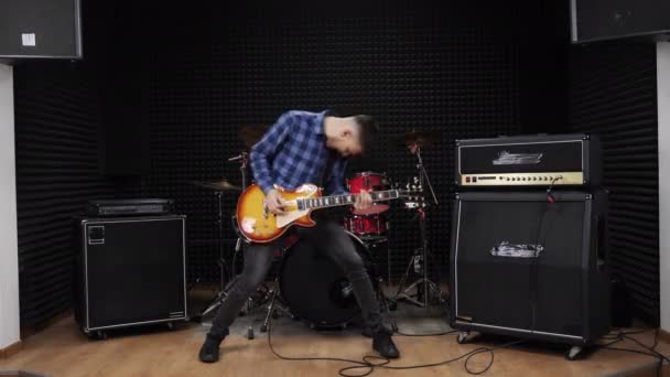 Artista de guitarra está realizando música drive rock na guitarra em estúdio de gravação — Vídeo de Stock