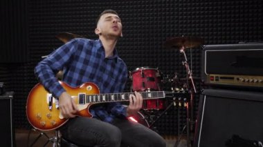 Duygusal müzisyen vokal stüdyosunda şarkı söylüyor