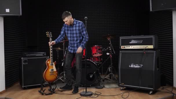 Gitarrist tritt auf der Bühne auf Profimusiker spielt auf den Saiten der Gitarre — Stockvideo