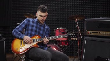 Profesyonel gitarist elektro gitarist, solo gitar çalıyor.