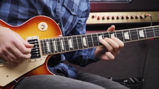 Guitarrista profesional realiza solo de guitarra en estudio de grabación de sonido — Vídeo de stock