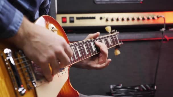 최신 전문 음향 스튜디오에서 전자 기타로 연주하고 있는 손 — 비디오