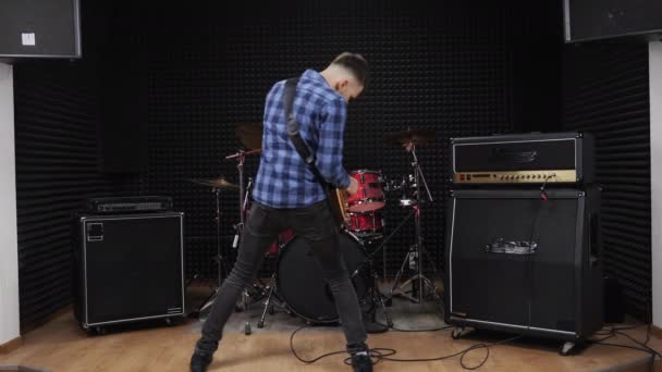 Гітарист грає соло на рок-гітарі в студії звукозапису. — стокове відео