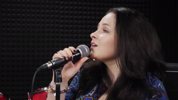 Эмоциональное женское вокальное пение в микрофоне в студии звукозаписи — стоковое видео
