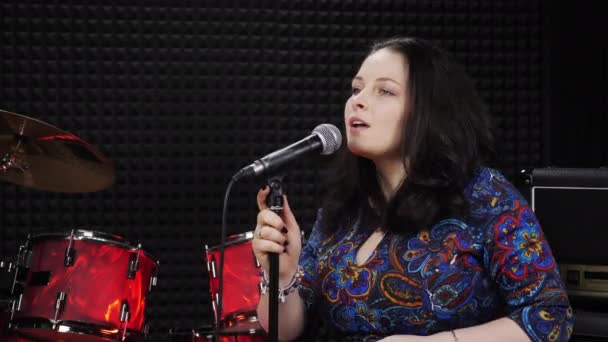 Penyanyi wanita menyanyikan lagu liriknya ke mikrofon di studio rekaman — Stok Video