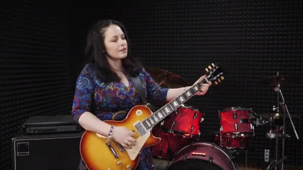 Artiste féminine pop country jazz joue de la guitare et de la chanson — Video