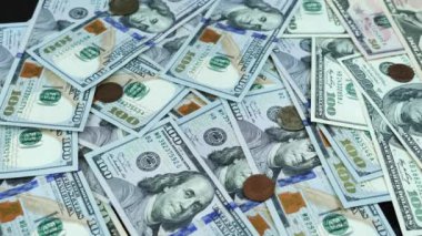 Para sikkeleri biz dolar banknotlarıyla birlikte arka plana düşüyor. Mali konsept