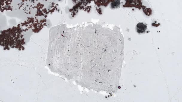 Chaotisch Schlittschuhlaufen auf dem zugefrorenen Eissee — Stockvideo