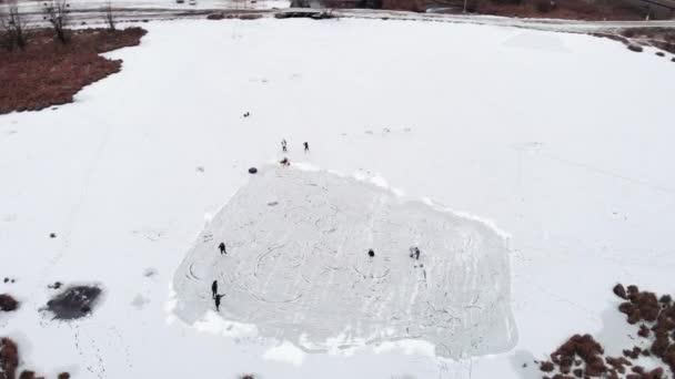 Gruppo di persone pattinaggio sul ghiaccio sul lago — Video Stock