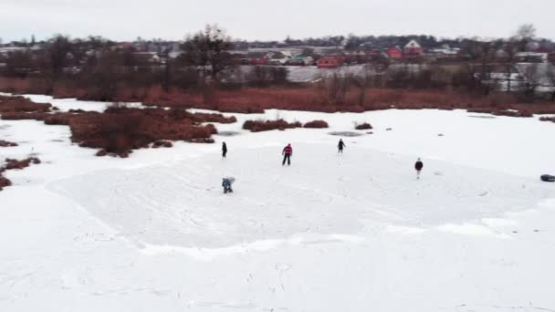 Patinaje sobre hielo en zona rural en lago de hielo — Vídeos de Stock