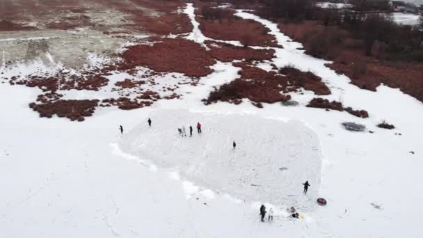Άνθρωποι πατινάζ στον πάγο στην αγροτική περιοχή παγωμένη λίμνη — Αρχείο Βίντεο
