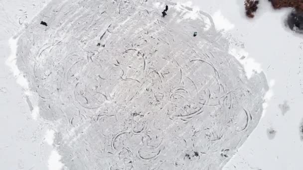 Ludzie jeżdżą na łyżwach po jeziorze lodowym. Widok z góry — Wideo stockowe