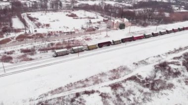 Taşrada yük vagonları olan bir yük treni. Demiryolu rayları olan demiryolu.