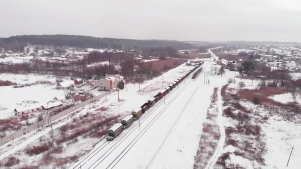 Estação ferroviária com trilhos ferroviários e trem de carga no inverno — Vídeo de Stock