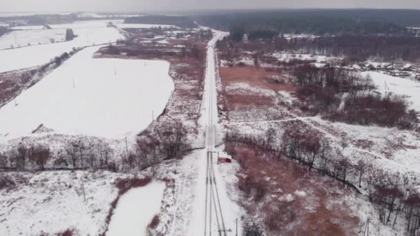 Veduta aerea drone di binari ferroviari circondati dalla campagna — Video Stock