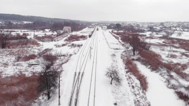 Kereta api barang lalu lintas. Kereta api dengan kereta barang di stasiun kereta api pada musim dingin — Stok Video