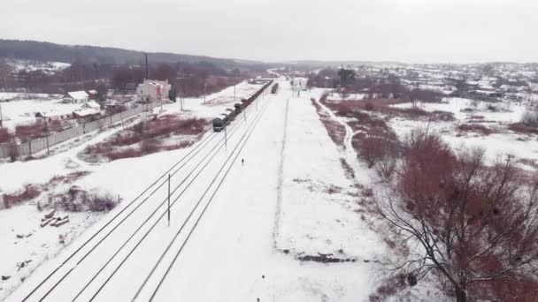 Güterzug auf leerem Bahngleis auf dem Land — Stockvideo