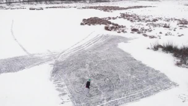 Женщина в фигурном катании катается по замерзшему озеру. Катание на коньках по замёрзшему озеру — стоковое видео