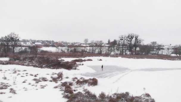 Atividades esportivas de inverno. Patinação no gelo ao ar livre no lago congelado. Mulher está patinando — Vídeo de Stock