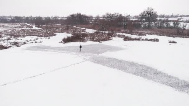 Patinação no gelo no inverno ao ar livre em lago congelado. Mulher é patinação no gelo no inverno — Vídeo de Stock