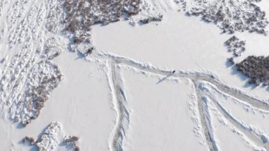 Kadın kışın dışarıda buz pateni yapıyor. Donmuş gölde patenle gezen biri