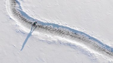 Kadın kışın donmuş gölde kayıyor. Donmuş gölette buz patenleriyle gezen insan