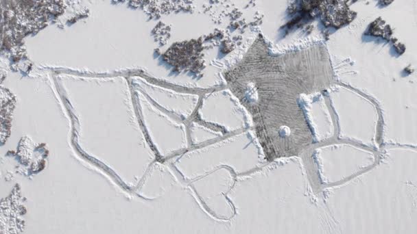 Eislaufen auf dem zugefrorenen See zur Wintersaison. Menschen laufen Schlittschuh auf gefrorenem Stausee — Stockvideo