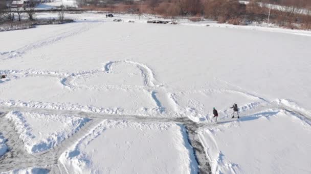 Casal romântico é patinação no gelo em lago congelado coberto de neve — Vídeo de Stock