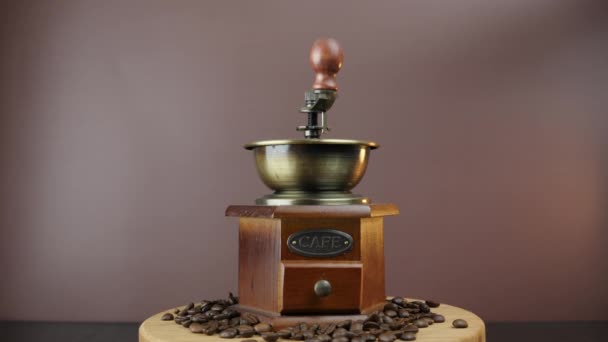 커피 원두를 곁들인 전통적 인 빈티지 커피 분쇄기 — 비디오