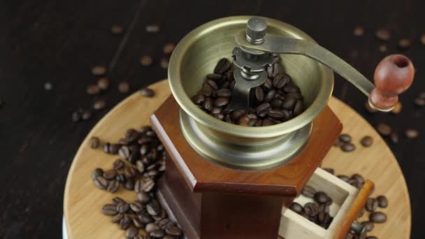 Винтажная дровяная кофемолка с кофейными зёрнами. Традиционная кофемашина — стоковое видео
