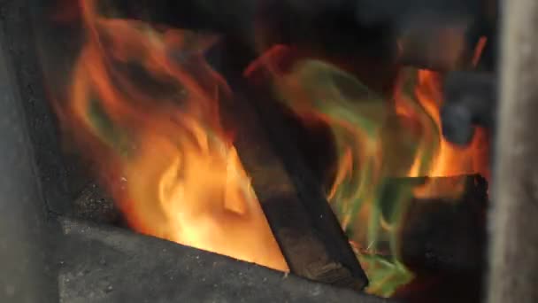 在壁炉里生火。木头和柴火在壁炉里燃烧.柴炉失火了 — 图库视频影像