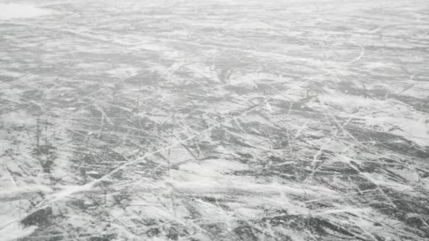 Figura patinação no gelo espesso em lago congelado. Feminino está deslizando no gelo ao ar livre — Vídeo de Stock