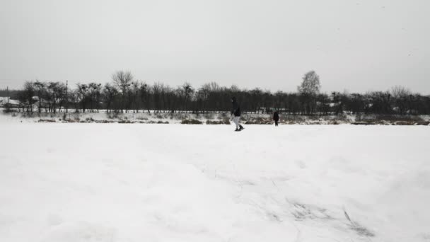 Οι φίλοι κάνουν πατινάζ στον πάγο. Άνθρωποι αιωρούνται σε παγοπέδιλα στην παγωμένη λίμνη — Αρχείο Βίντεο