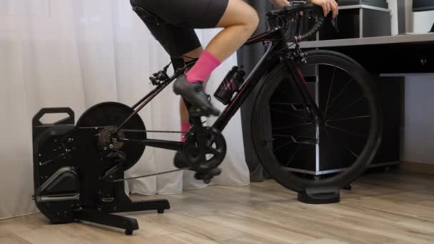 Fietsers spinnen pedalen op slimme fietstrainer. Voeten trappen op fietstrainer — Stockvideo