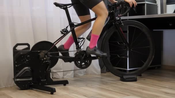 Fietsbenen trainen op de fietstrainer. Fitness cardiotraining — Stockvideo