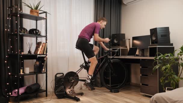 남성 운동 선수들은 똑똑 한 사이클 트레이너를 타고 있습니다. 실내 자전거타기. 건강 운동 — 비디오