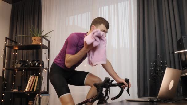 원문 기사보기 인간이 고정 된 자전거로 심장 훈련을 받은 후 수건으로 닦고 있다 — 비디오