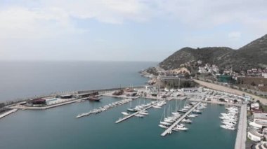 Yat ve tekneli marina manzarası. Yat parkı, yat limanı.