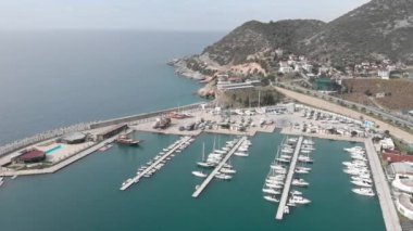 Yat ve tekneler marinada. Limanı demirli yelkenlilerle dolu, Alanya Türkiye