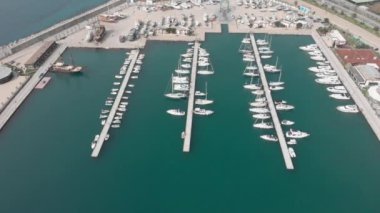 Marinadaki tekne ve yatlar yukarıdan. Limanda demirlemiş yelkenliler ve yatlar